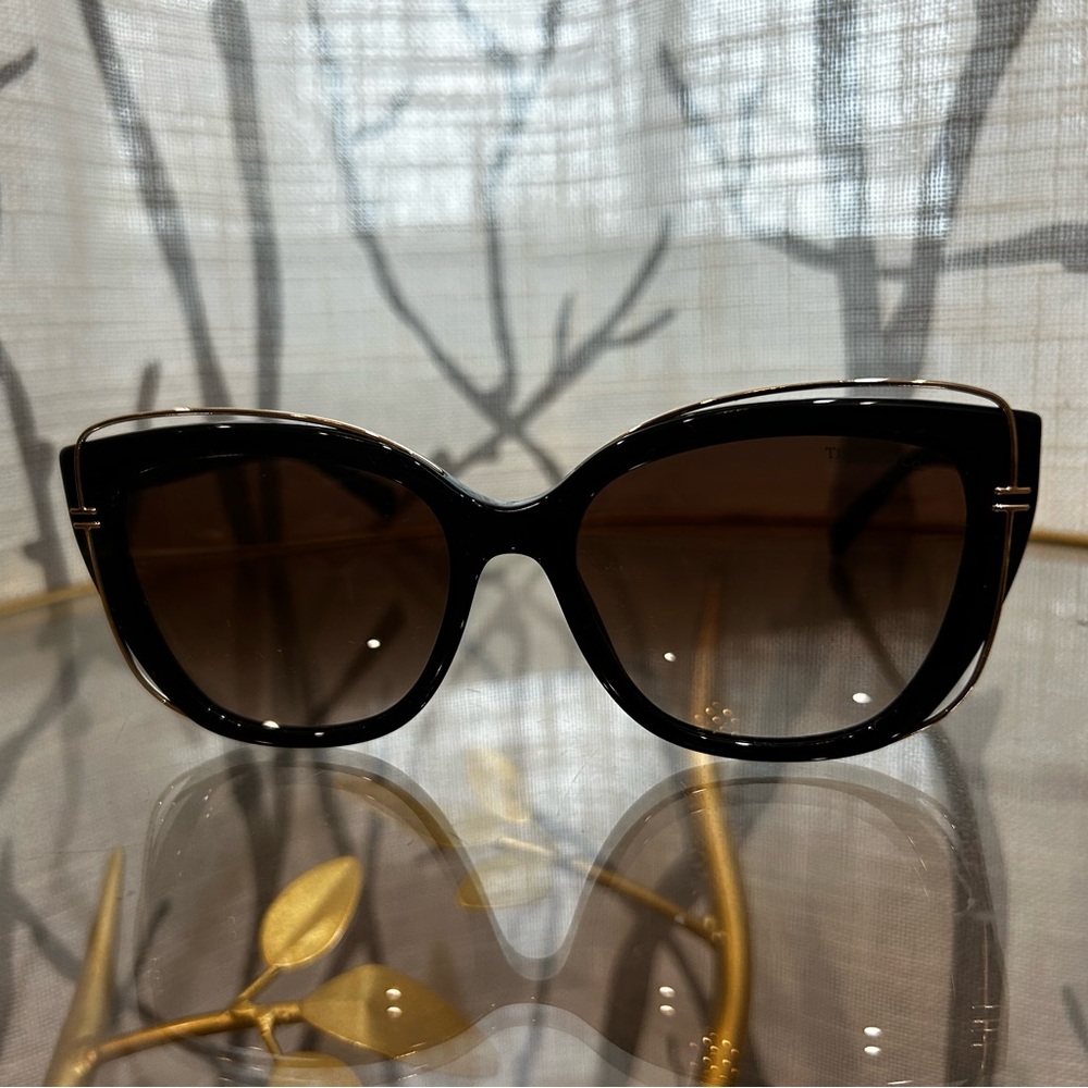 Tiffany & Co. Sunglasses 
TF4148

Elegant Black and Gold Sunglasses - Picture 4 of 8
